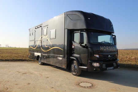 Nyproduktion * Dickenherr UltraLight * Renault D2, fabriksnytt chassi 7,5 t C1 kort * 4 hästplatser * Bodel för 3-4 pers, lastvikt upp till 2300 kg * Pris: från 1,250,000 sek ex moms